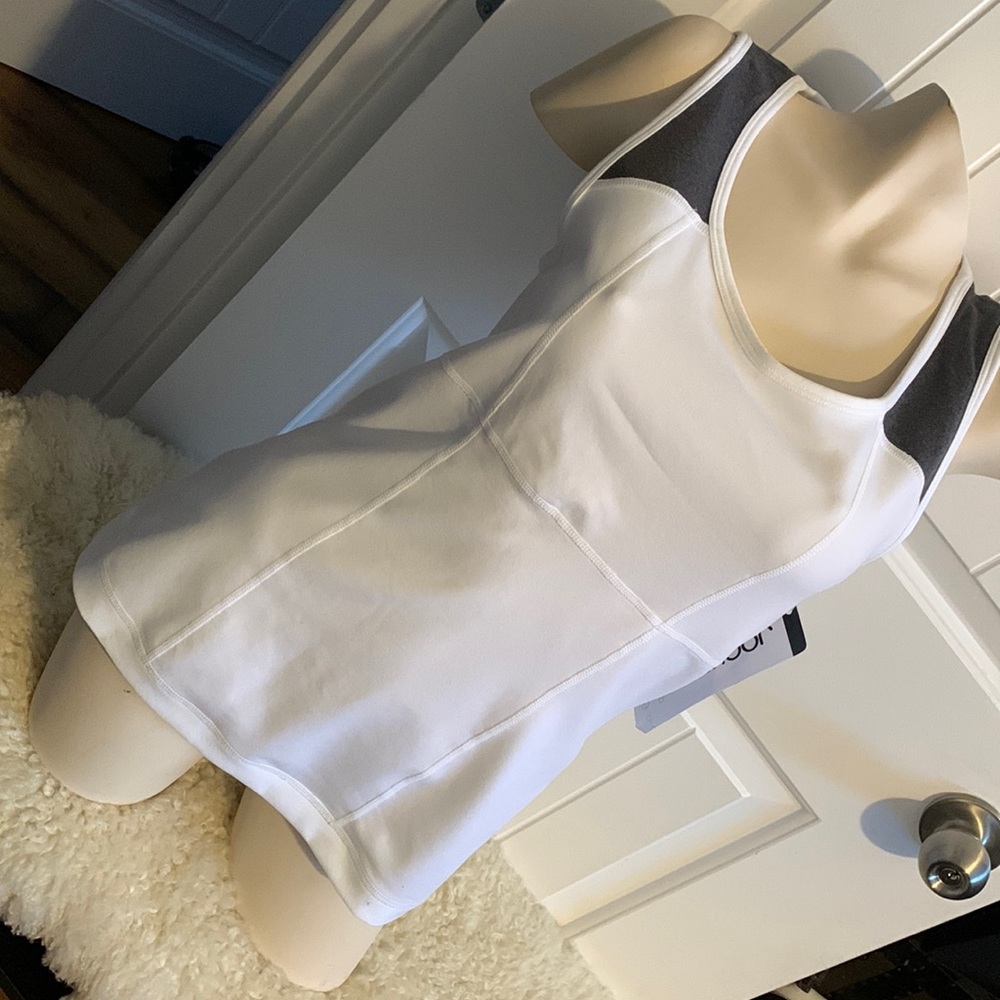 Keyhole back tank